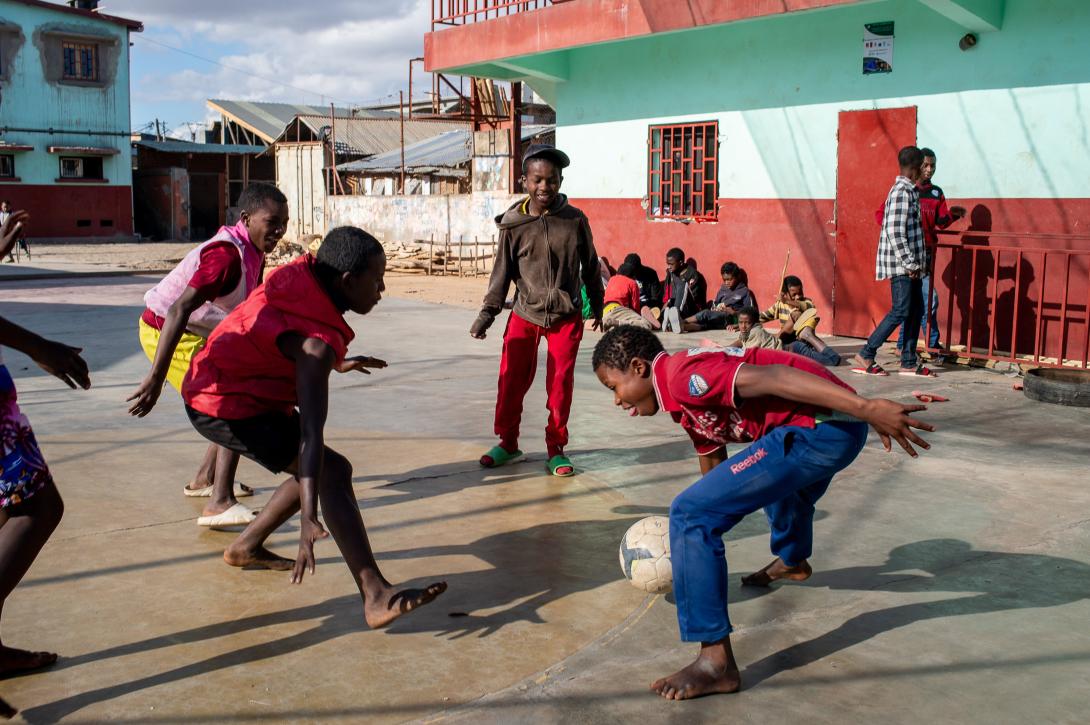 Enfants qui jouent au ballon, Madagascar © Apprentis d’Auteuil