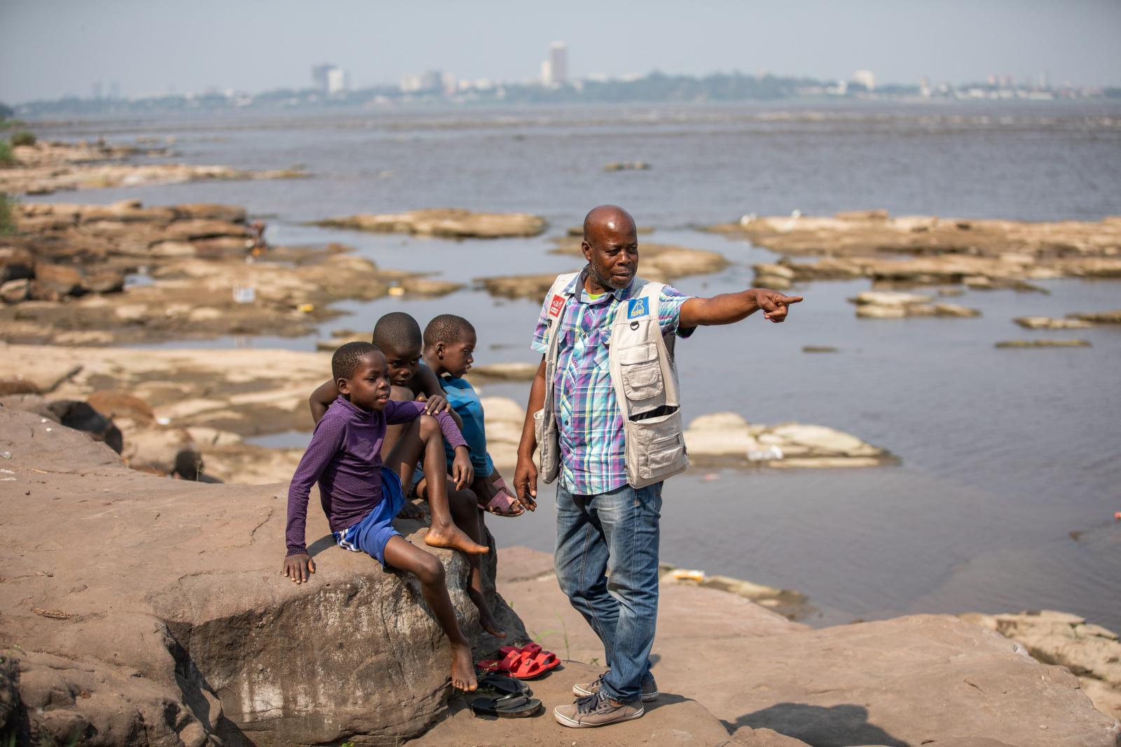 REIPER social worker with children in street situations © Besnard/Apprentis d'Auteuil