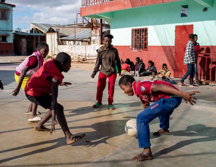 Jugendliche, die Fußball spielen, Madagaskar (c) Apprentis d'Auteuil