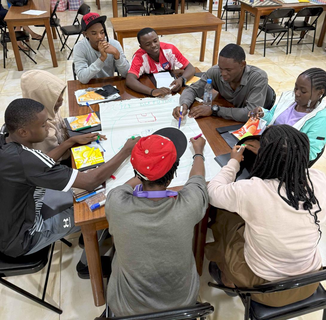 Les jeunes délègues travaillent ensemble, rencontre internationale de jeunes, Brazzaville (c) Apprentis d’Auteuil 